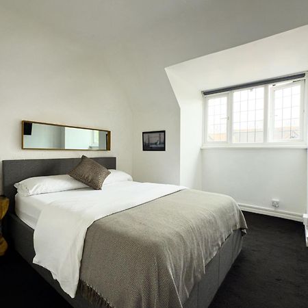One-Bedroom Flat In Cheam Village Екстериор снимка
