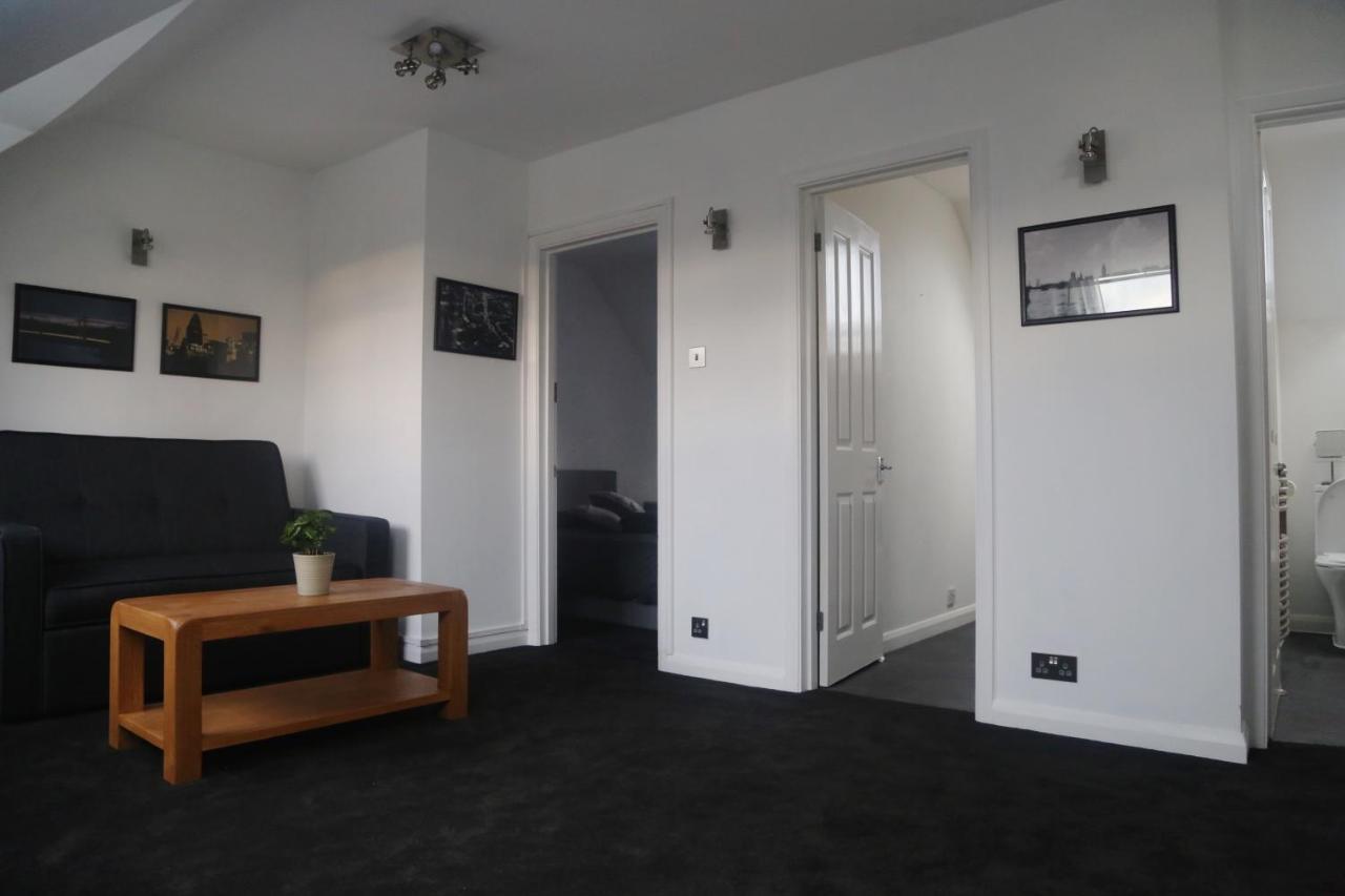 One-Bedroom Flat In Cheam Village Екстериор снимка