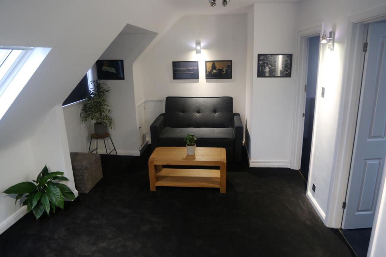 One-Bedroom Flat In Cheam Village Екстериор снимка