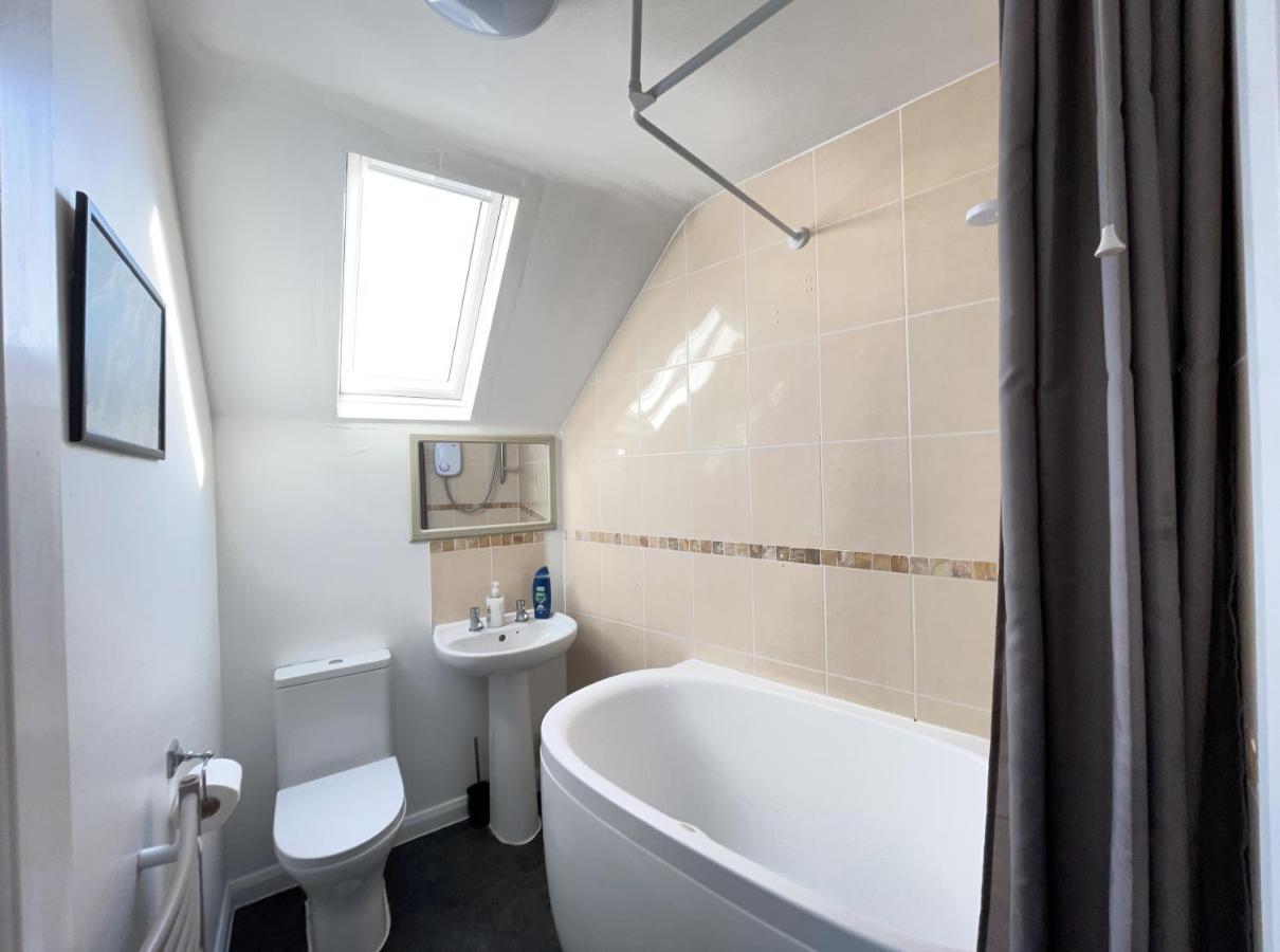 One-Bedroom Flat In Cheam Village Екстериор снимка