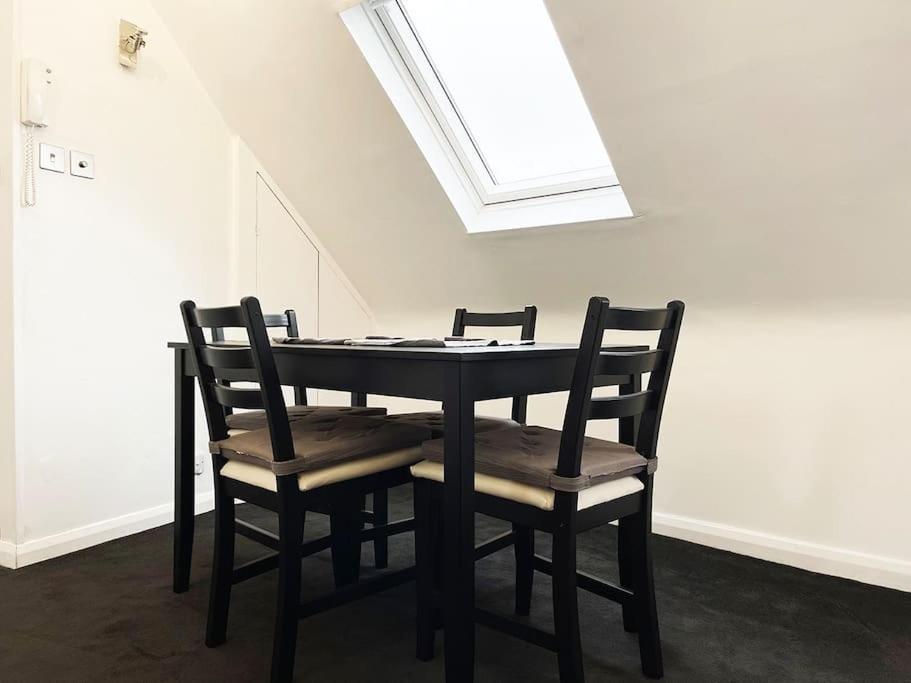 One-Bedroom Flat In Cheam Village Екстериор снимка