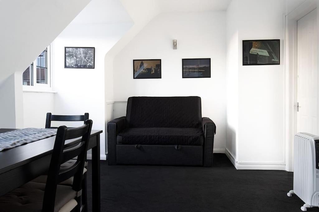 One-Bedroom Flat In Cheam Village Екстериор снимка