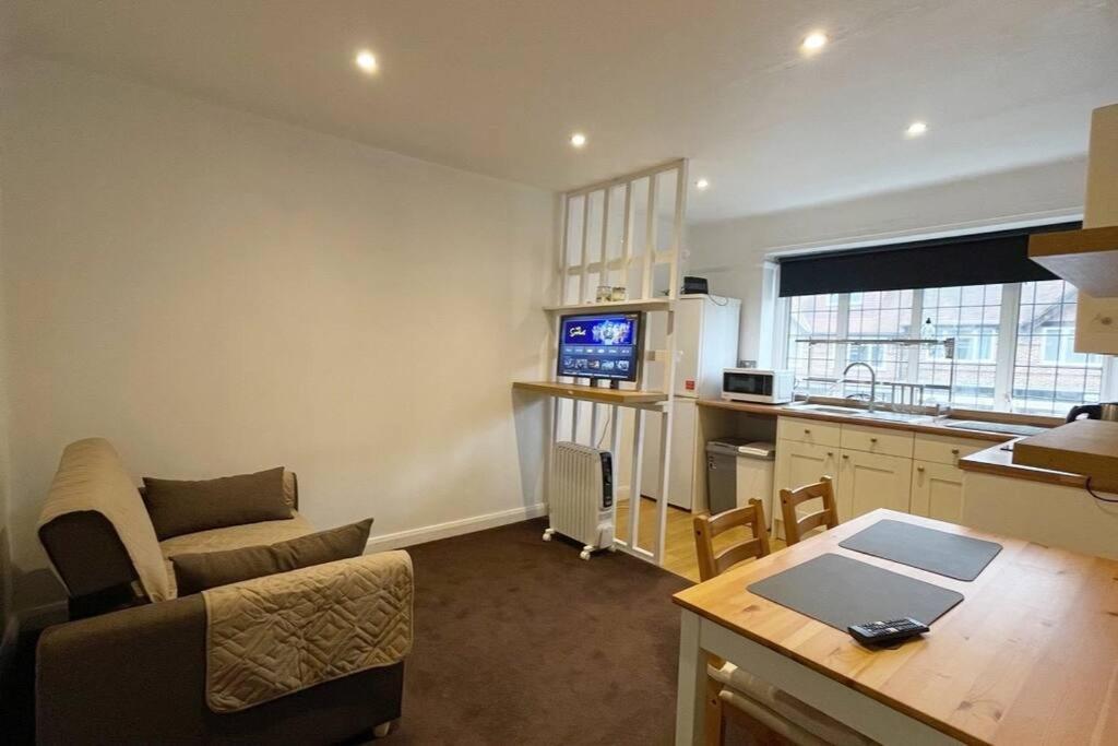 One-Bedroom Flat In Cheam Village Екстериор снимка