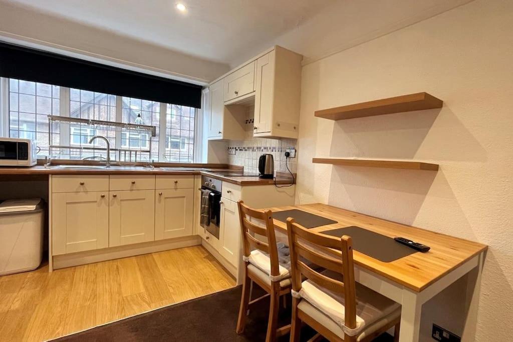 One-Bedroom Flat In Cheam Village Екстериор снимка