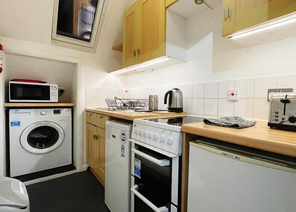 One-Bedroom Flat In Cheam Village Екстериор снимка