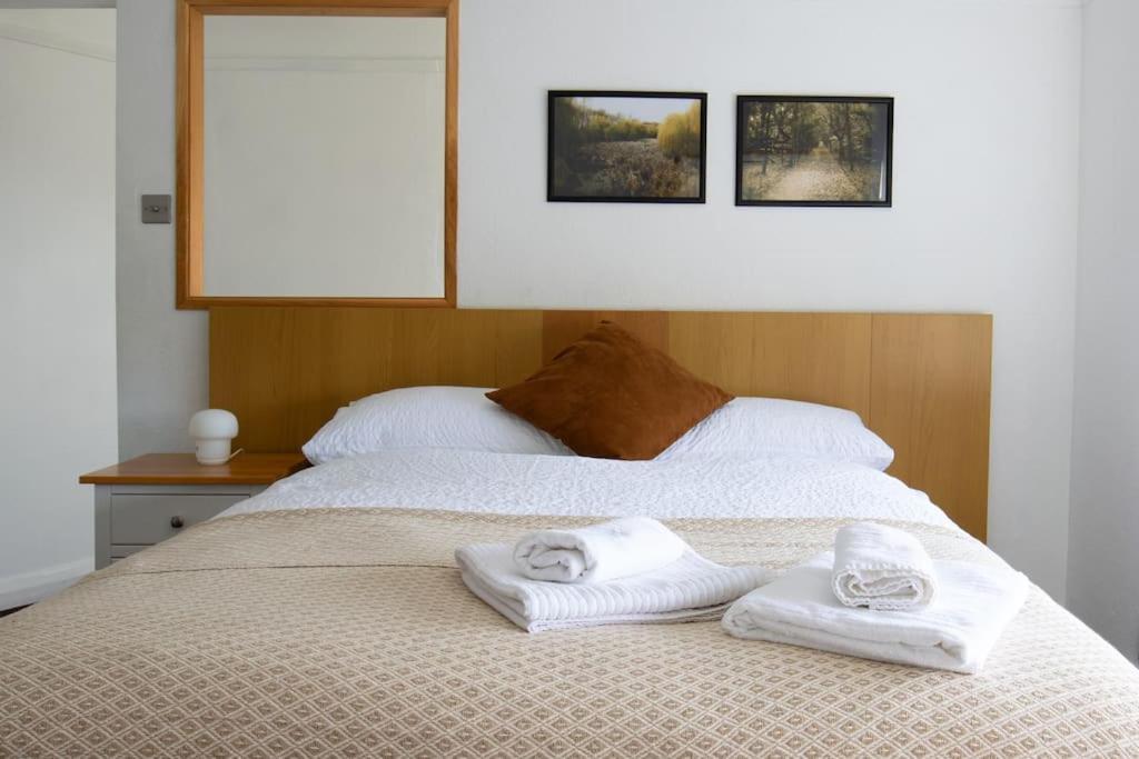 One-Bedroom Flat In Cheam Village Екстериор снимка