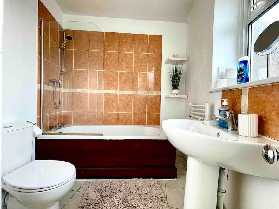 One-Bedroom Flat In Cheam Village Екстериор снимка