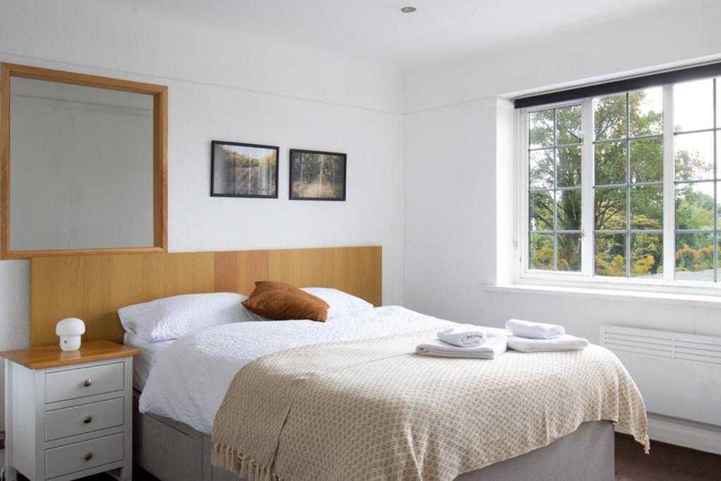 One-Bedroom Flat In Cheam Village Екстериор снимка